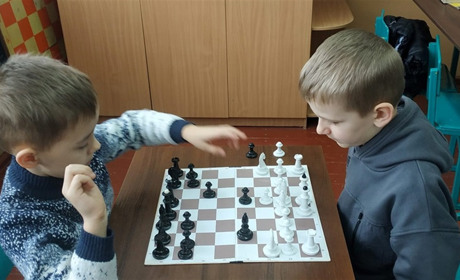 Юні глухівчани розіграли першість громади з шахів