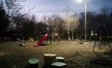 Не повірите, завдяки кому з'явилося світло на майданчику у Повстанському та біля храму у Майорах 