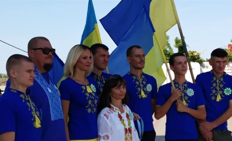Синьо-жовтий прапор підняли, побажання на стрічках написали. Дивіться репортаж з Южноукраїнська.