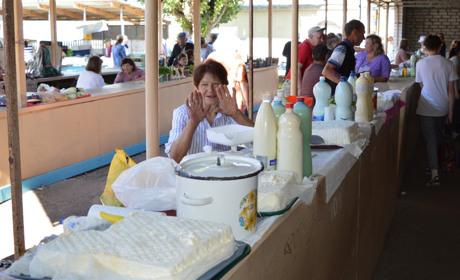 На недільному базарі у Переяславі, незважаючи на сезон, ціни на ягоди не знизились