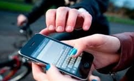 Зловмисник нахабно вихопив телефон у жінки в людному місці Шостки