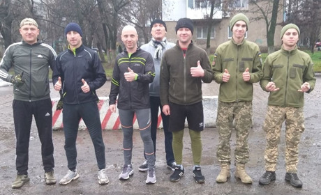 «Біжимо за будь-якої погоди!» Первомайську воїни бригади Пилипа Орлика взяли участь в забігу