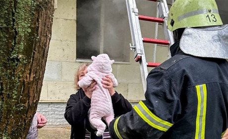 У Біляївці горіла квартира: рятувальники евакуювали жінку з немовлям по драбині