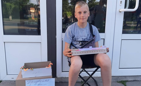 10-річний Богдан Пасічник зі Старокостянтинова виготовляє і продає браслети, щоб допомогти ЗСУ