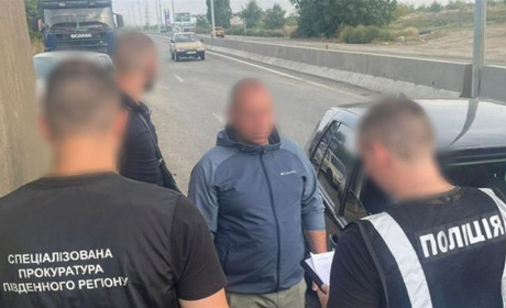 Судитимуть херсонського військкома та його поплічників, які допомагали ухилянтам виїхати за кордон
