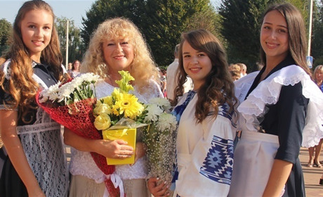 Рюкзачок на плечах, вогники в очах: вчителька написала пісню про школу