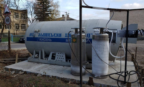 Поруч з інфекційним відділенням Чортківської райлікарні встановили ємкість з киснем  (+фото)