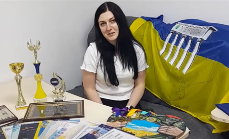 "Ці прапори мандрують Європою": художниця малює пам’ятні знаки Херсонщини на прапорах