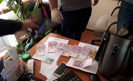 Співробітницю Роздільнянської податкової затримали на хабарі. Вона вимагала 500 гривень за довідку