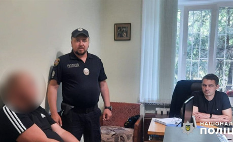 На Одещині син вночі двічі вдарив ножем свого літнього батька: він не знає, чому це зробив