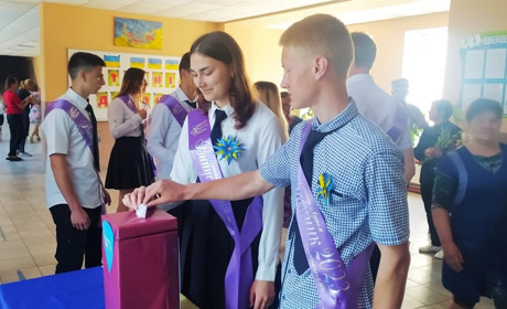 Замість квітів – підтримка армії: як пройшов останній дзвінок у Дмитрівці