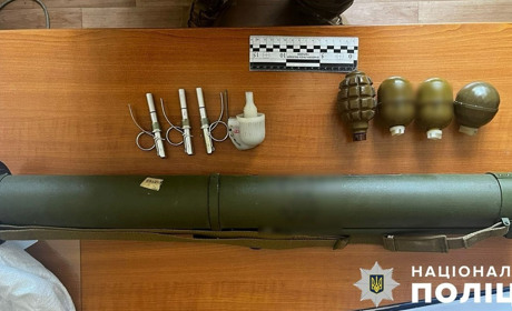 На Херсонщині викрили торговця зброєю та боєприпасами, які збирав на покинутих позиціях окупантів