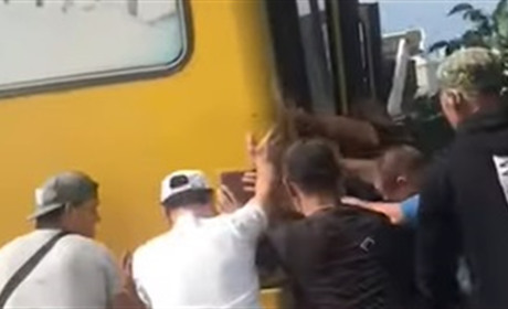 Оминав пробку на Окружній: автобус Великий Дальник-Одеса злетів з дороги та ледве не перекинувся