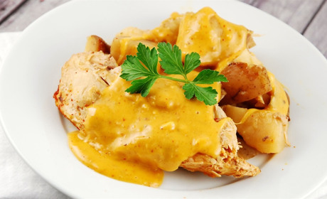 Рецепт дня: куряче філе у сирному соусі