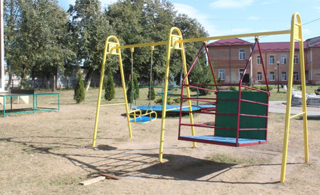 Інклюзивний дитячий майданчик у Городку. Тепер кататися на гойдалках зможуть навіть діти на візочках