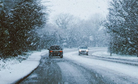 Перша аварія - з першим снігом: водіям та пішоходам Білопільщини радять бути уважними на дорозі