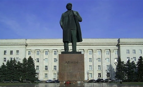 У цей день 7 років тому у Херсоні знесли пам'ятник Леніну. Згадуємо, як це було (відео)