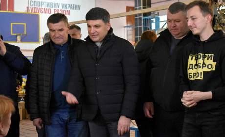 Володимир Гройсман передав для Жмеринської громади 10 тонн допомоги від Міжрегіонального штабу