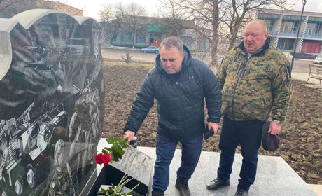 У Нижніх Сірогозах волонтери покладанням квітів і хвилиною мовчання вшанували полеглих добровольців
