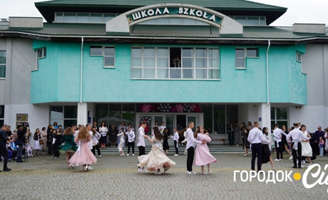 З двома країнами у серці. Як святкували Останній дзвоник у Городоцькому ліцеї №3