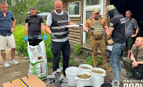 Затримали злочинну групу, що займалася виготовленням та збутом великих партій наркотиків