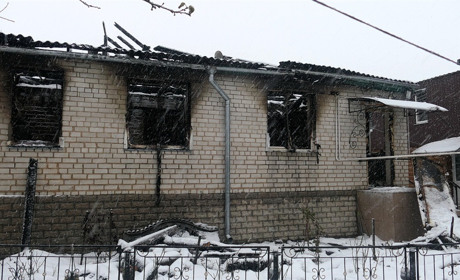 «Дивилися, а зробити нічого не могли». Як живуть глухівчани, будинок яких знищила пожежа (ВІДЕО)