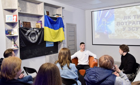 У молодіжному центрі в Жмеринці відбулася зустріч зі жмеринчанином Марком Нартовським