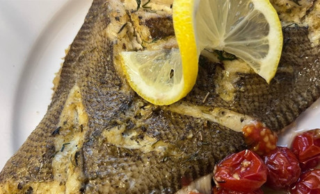 Запечена камбала з лимонною цедрою та травами: простий рецепт ніжної риби