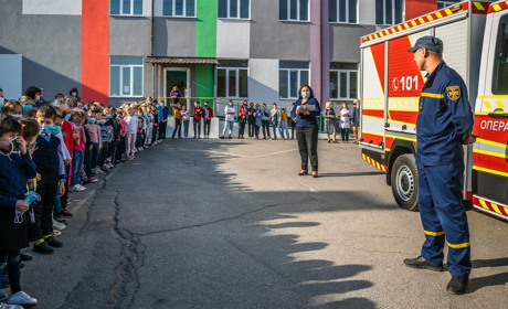 Учням школи №4 презентували аварійно-рятувальний автомобіль: відео