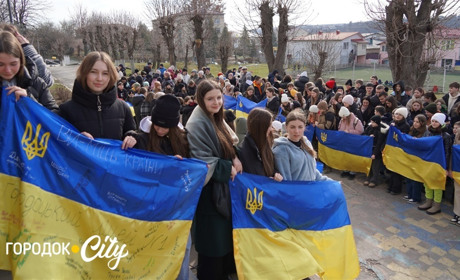 Прапори та кошти на авто до другої річниці великої війни. Городоччани продовжують підтримувати фронт