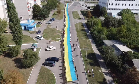 200 метрів у довжину: у Попасній відзначили День прапора та встановили рекорд України. Відео