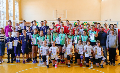 Хлопці стали чемпіонами, дівчата вибороли срібло: жмеринчани призери турніру з волейболу
