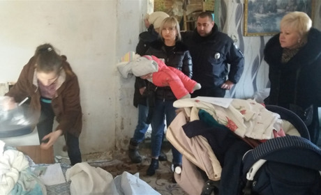 Після рейду "Сім'я" молоду жінку з дитиною забрали від бабусі до центру матері навчати материнства