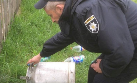 Самогонників не лякає навіть війна. Правоохоронці виливають оковиту на землю та вилучають апарати