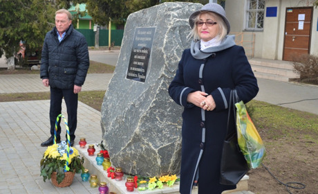 Панахида і тиха акція: у Біляївці згадали Героїв Небесної Сотні