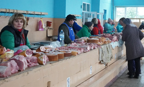 На базарі у Переяславі подешевшали сало й гречка, а ще продають малинові дерева: ВІДЕО