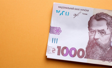 Термін дії ковідної 1000 продовжили до 9 місяців. Золотонісці 60+ можуть витратити її на компослуги