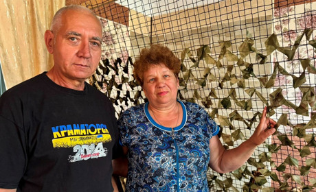 "Бджілки" не здаються: волонтери з Краматорська плетуть сітки для ЗСУ на Житомирщині