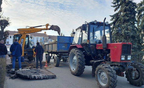 Затопило підвал: комунальники ліквідовують аварію і просять водіїв бути уважними в самому центрі