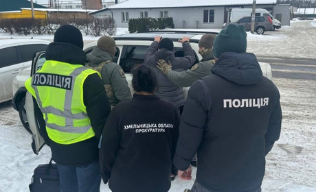 На Хмельниччині затримали чоловіка за вимагання 150 тисяч доларів у родини військового