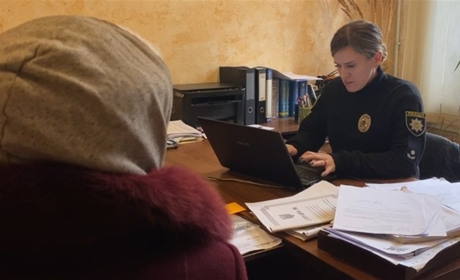 Народила і покинула немовля біля «Двох Стовпів»: це багатодітна мати, її розшукали, вона зізналась