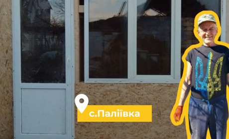 Для пенсіонера з Паліївки байкери збудували модульний будинок на період відновлення основного