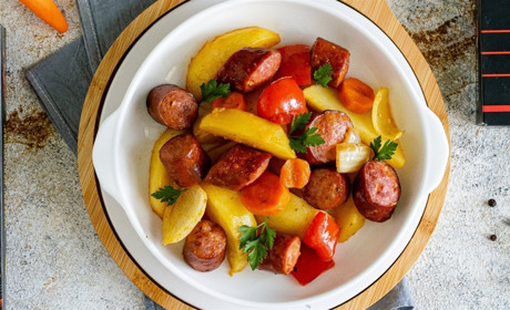 Рецепт дня: картопля, запечена з мисливськими ковбасками та овочами