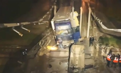 У Криму на залізничні колії впав міст біля Джанкою