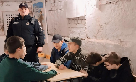 Як правильно діяти під час повітряних тривог? Дітей Первомайщини навчав офіцер безпеки