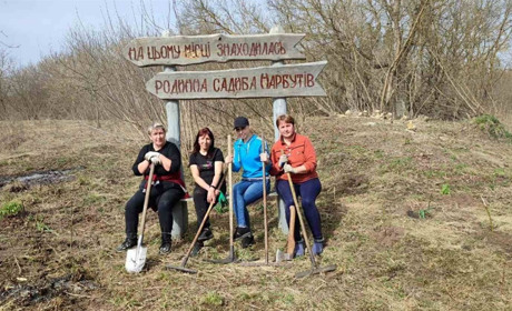 Бережуть пам’ять. Активісти з Глухівщини висадили квіти на місці родової садиби Нарбутів