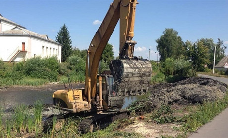 У Сальнику взялися розчищати сільську водойму