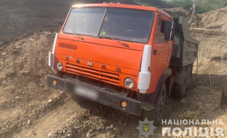 Поліція розпочала кримінальне провадження за фактом незаконного видобутку гравію на Кіцманщині 