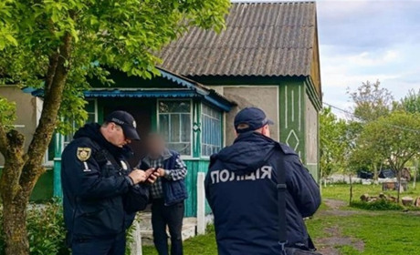Тяжко травмував сапою по голові свого знайомого: звягельські поліцейські завершили розслідування