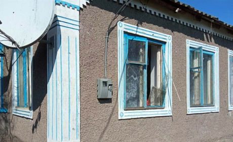 На Херсонщині армія рф завдає ударів по житловим будинкам та цивільним автівкам